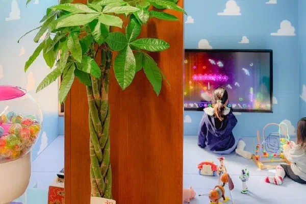 デジタルアートを取り入れたキッズスペース